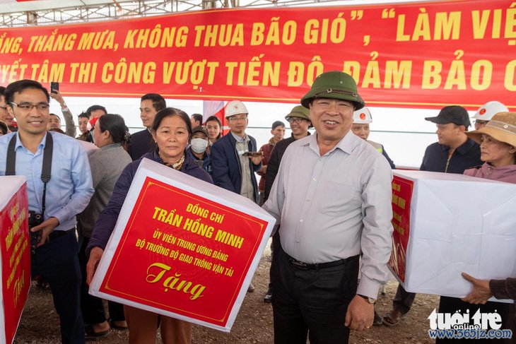 Làm ngày làm đêm để thông tuyến cao tốc từ Hà Tĩnh vào Quảng Trị dài 259km dịp 30-4 - Ảnh 4.